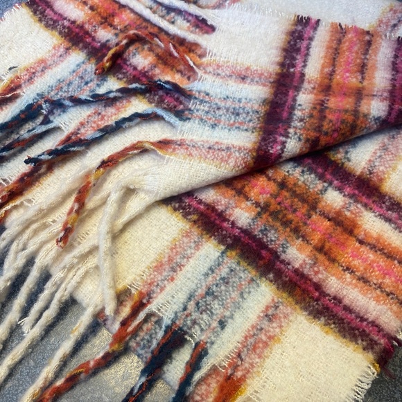 COPY - Anthropologie fringed plaid scarf in excellent condition, worn once! - Picture 6 of 6